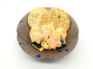 煎餅・あられ・おかきの違いは？それぞれの特徴や美味しさを比較！
